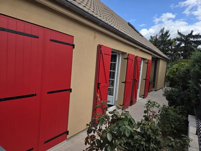 Façade enduite et volets rouges, photographie transmise par SHAM